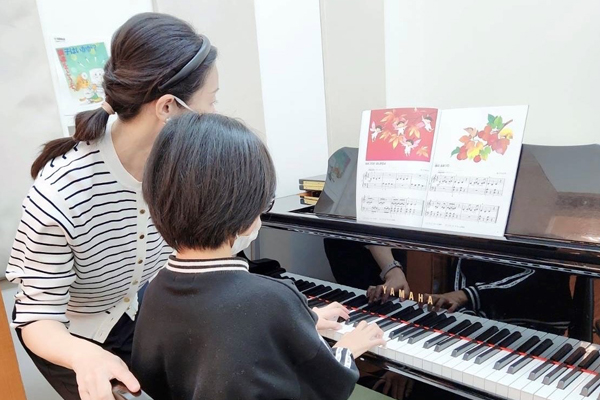 はなもも個人ピアノレッスン　子ど向けレッスン風景